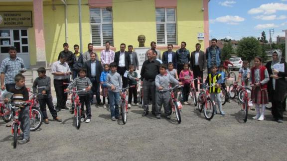 Başarılı İlk ve Ortaokul Öğrencilerimize Bisiklet Dağıtımı Yapıldı