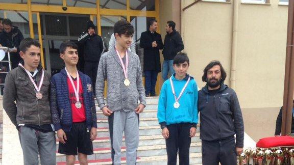 Derinkuyu Mehmet Akif Ersoy Ortaokulunun Salon Atletizm Yıldızlar 800 metre Türkiye 2.ciliği