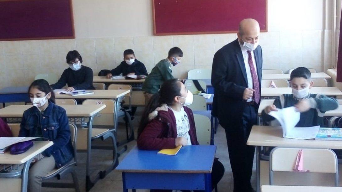 İlçe Milli Eğitim Müdürümüzün Bugünkü Ziyareti Şehit Selçuk Karabakla Ortaokulu'na Oldu.