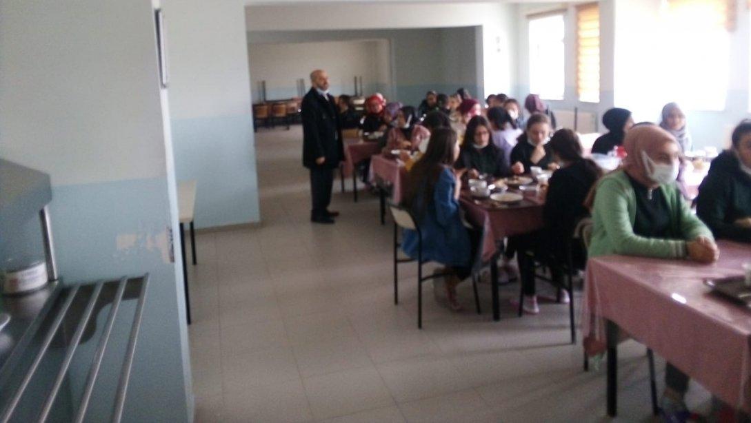 İlçe Milli Eğitim Müdürü Yücel İRMAK , Mehmet Ekmekçi Anadolu Lisesinin Yemekhanesini Denetledi