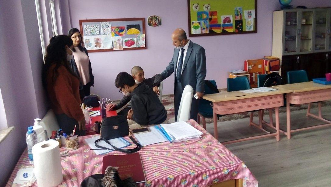 İlçe Milli Eğitim Müdürü Yücel İRMAK , Şehit Selçuk Karabakla Ortaokulu Özel Eğitim Sınıfını Ziyaret Etti