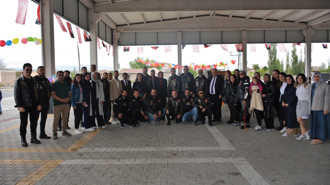 Yazıhüyük Muhsin Yazıcıoğlu İlkokulu'nda Renkli Çocuk Şenliği 