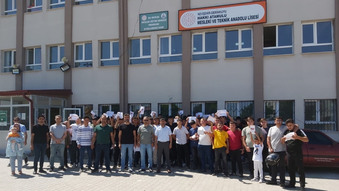 İlçe Milli Eğitim Müdürümüz Sn. Yavuz Selim YILDIRIM, Öğrencilerimizin Karne Heyecanına Ortak Oldu